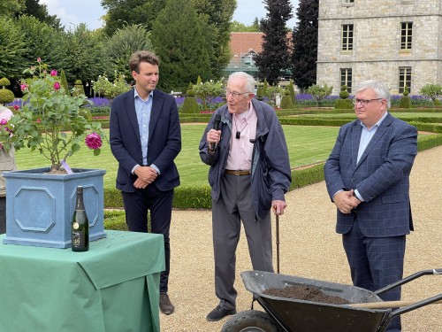 Alexis Robin, Jean Raindre et Stéphane Lemoine dans les jardins du château. © Photo : Fondation Mansart.